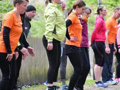 Vor dem Loslaufen wird erst einmal die Muskulatur mit Mobilit&auml;ts- und Stabilisierungs&uuml;bungen vorbereitet.