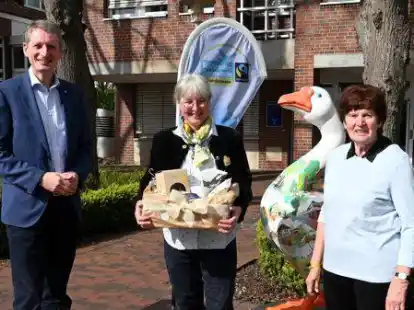 B&uuml;rgermeister Ralf Wessel und Barbara Wessels (rechts) von der Fairtrade-Steuerungsgruppe begl&uuml;ckw&uuml;nschten Susanne Ulmke zum Hauptpreis im Fairtrade-Reimwettbewerb.