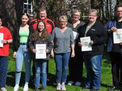 Ehrungen beim  Jugend- und Musikzug Rodenkirchen f&uuml;r langj&auml;hrige Mitgliedschaft: (von links) Annika Weiss, Milena Decker, Emily Meinen, Karl-Heinz Freese, Tanja M&uuml;ller, Bianca Decker, Melanie Holz und Andreas Decker