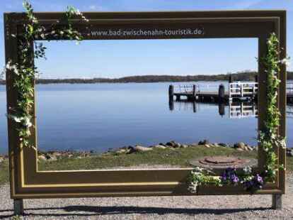 Mit Zwischenahner Meer im Hintergrund: Der gro&szlig;e Bilderrahmen im Kurpark ist ein beliebter Foto-Stopp.