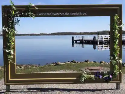 Mit Zwischenahner Meer im Hintergrund: Der gro&szlig;e Bilderrahmen im Kurpark ist ein beliebter Foto-Stopp.