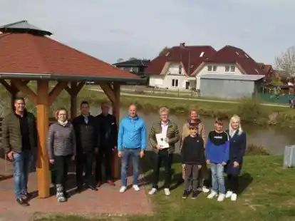 Anwohner, Vertreter der Gemeinde, des Landkreises sowie des Amtes f&uuml;r regionale Landesentwicklung Weser-Ems freuten sich &uuml;ber die Fertigstellung des 