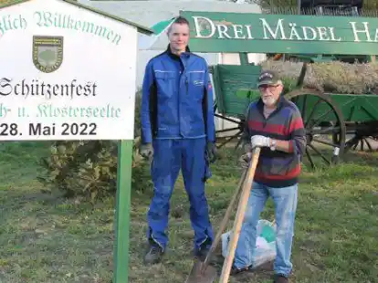 Haben die Schilder f&uuml;r das Sch&uuml;tzenfest in Kirchseelte aufgestellt: Arne Poggenburg (links) und Hans Sch&uuml;tte.