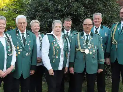 Das amtierende K&ouml;nigshaus des Sch&uuml;tzenvereins Ahrensdorf freut sich auf die beiden Sch&uuml;tzenfeste am Wochenende (von links): Hilde van D&ouml;llen, Heinz Appeldorn, Ute Lange, Gunda Lange (K&ouml;nigin), Robert Schr&ouml;der, Edgar Sch&uuml;tte (K&ouml;nig), Herwig Lange, Michael Gerbers (Vorsitzender).