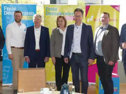 Aurichs B&uuml;rgermeister Horst Feddermann (3. von links) begr&uuml;&szlig;te den FDP-Landeschef Stefan Birkner (3. von rechts) und dessen Kandidaten f&uuml;r die Landtagswahl (von links) Steffen Oesterlen (Hesel), Menko Bakker (Aurich), Hillgriet Eilers (Hinte), Jens V&ouml;lker (Borkum) und Stephan B&uuml;nting (Wittmund).