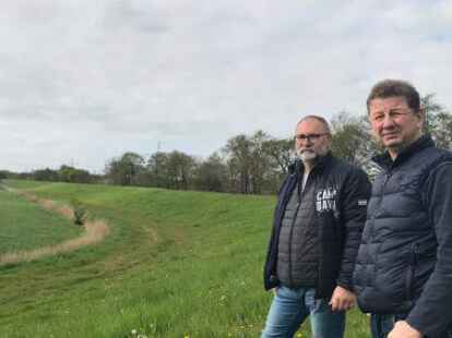 Klaus Gessler (links) vom NLWKN und Oberdeichrichter Theodor Martens &uuml;berpr&uuml;ften unter anderem den Polder Leer. Der wird aktuell noch als Gr&uuml;nland bewirtschaftet, das soll sich jedoch zum Winter 2025 hin &auml;ndern &ndash; so der Plan des Landes aufgeht.