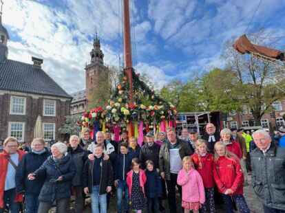 Viele helfende H&auml;nde nach der Corona-Pause fanden sich f&uuml;r das Maibaumfest im Hafen von Leer ein. Bild: Holger Hartwig