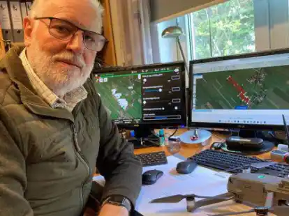 Die Daten der Drohne (rechts) werden mit dem Computer erfasst und liefern Drohnen-Pilot Erich Gro&szlig; wertvolle Hinweise auf Wildtiere im Feld.