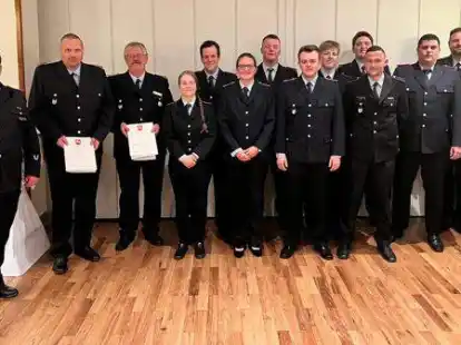 Bef&ouml;rdert und geehrt: (von links) Ortsbrandmeister Ralf Teutenberg gratulierte Michael Henke, Uwe Moysich, Alena Thiel, Dieke Voogd, Melanie J&auml;hnke, Kai Kempermann, Bendix Mers, Malte Spielberger, Eric Teutenberg, Dennis Handt und Sven-Ole Hemme. Es gratulierten auch der stellvertretende Gemeindebrandmeister Kevin Engler und Gemeindebrandmeister Thorsten Schnitger.