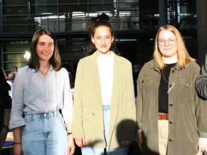 Erste Stadtr&auml;tin Sandra Sollmann (links) und Geest-Verlagsleiter Alfred B&uuml;ngen (rechts) zeichneten die Erstplatzierten Miriam Bornemann (v.l.), Eva-Maria Schillingen und Emma L&uuml;ers mit dem 4. Vechtaer Jugendliteraturpreis aus.