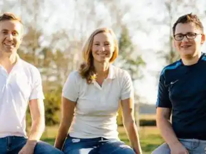 Dr. Lasse Schulte-G&uuml;stenberg (von links), Eva Schobert und Jan Penning haben die App &bdquo;Herodikos&ldquo; entwickelt. Nun bieten sie ein telemedizinisches Programm dazu an.