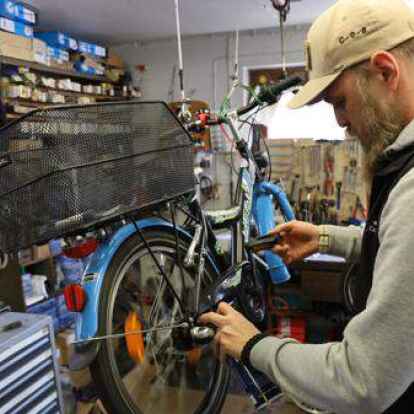Fr&uuml;hjahrscheck beim Rad: Marc Reuter &ouml;lt in der Werkstatt von Zweirad Meyer in Westerstede eine Kette. Bei modernen R&auml;dern reicht der Griff zur Spr&uuml;hflasche aber nicht mehr aus.