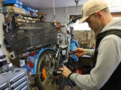 Fr&uuml;hjahrscheck beim Rad: Marc Reuter &ouml;lt in der Werkstatt von Zweirad Meyer in Westerstede eine Kette. Bei modernen R&auml;dern reicht der Griff zur Spr&uuml;hflasche aber nicht mehr aus.