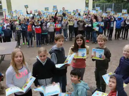 Sch&uuml;lerinnen und Sch&uuml;ler der Grundschule Ohmstede sind die ersten in Oldenburg, die das neue Buch &bdquo;Hilfe, Hannes tropft!&ldquo; der VWG erhalten haben.