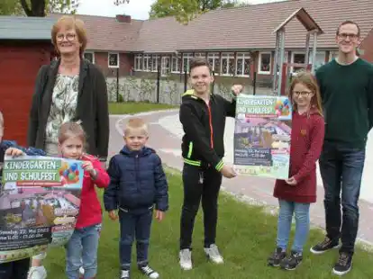 Werben f&uuml;r das gro&szlig;en Kindergarten- und Schulfest: Kinder der Einrichtungen mit B&auml;rbel Dellwisch und Lars B&uuml;nger.