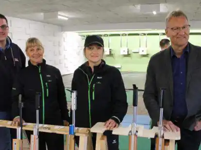 Freuen sich auf die norddeutschen Meisterschaften im Sommerbiathlon in Sandkrug: Vorsitzender Benjamin Stanke, Abteilungsleiterin Imke Seidel, Trainerin Melanie St&ouml;tzer und Schirmherr Guido Heinisch (v. l.).