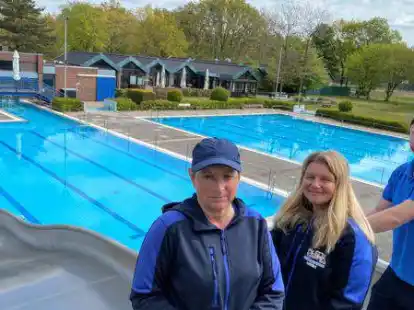 Sorgen f&uuml;r die Sicherheit der G&auml;ste im Hatter Freibad: Myrijana Brinkmann-Klockgether, Sina Klaener und Dennis Poppe.