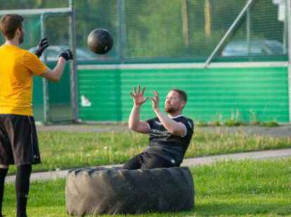 Beim Bootcamp gibt es verschiedene Kr&auml;ftigungs&uuml;bungen. Sie werden auch in Partnerarbeit durchgef&uuml;hrt.