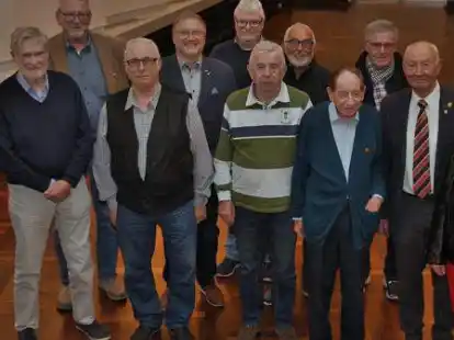 Das Foto zeigt die anwesenden Mitglieder, die als Gr&uuml;ndungsmitglieder und auch f&uuml;r ihre 25-j&auml;hrige Treue zum F&ouml;rderverein Behindertensport geehrt wurden.