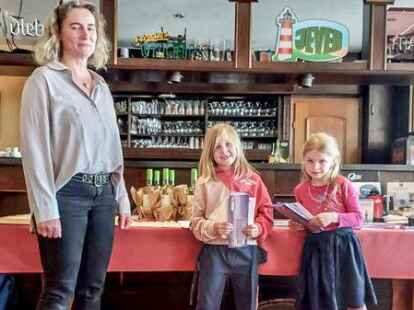 Sportabzeichenreferentin des TuS B&uuml;ppel, Heike Oltmanns, &uuml;berreicht die Urkunden an die j&uuml;ngsten Teilnehmerinnen.