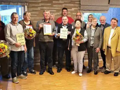 Vorstand, Geehrte und G&auml;ste bei der Generalversammlung der Ortsgruppe des Verbandes Wohneigentum B&ouml;sel (von links): Kerstin Becker, Wilfried Leser, Detlef Drees, Marianne Willenborg, Martin Willenborg, Eckhard Moorkamp, Hans-Georg Preuth, Benjamin Dirks, Werner Schnieders, Ulla Preuth, Nadine Willenborg, Hanna Menke, Alwin Menke, J&ouml;rg Lippert und B&uuml;rgermeister Hermann Block.