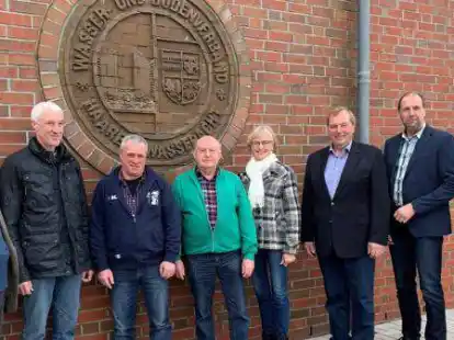 Alter und neuer Vorstand der Haaren-Wasseracht (von links): J&uuml;rgen Haake, Rolf Klockgether, Ingo Kuhlmann, Heino Diecks, Annegret Heineke, Verbandsvorsteher Heiko Schr&ouml;der, Gerold Wilken und Gesch&auml;ftsf&uuml;hrer Hartmut Lueken.