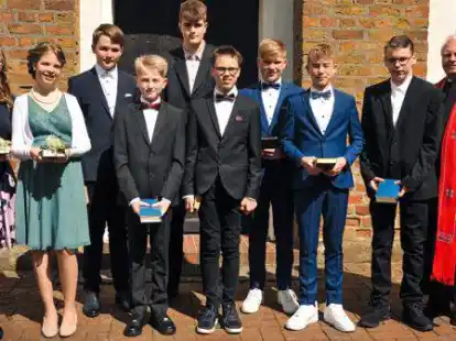 Frisch konfirmiert von Pastor Udo Dreyer (von links): Jette Heitmann, Marie Mittelsteiner, Ben Schumacher, Mirko Robock, Thorge Hippler, Lukas Hormann, Jonas Wenke, Finn Clau&szlig;en und Silas Rahden