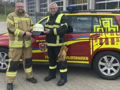 Helmut M&uuml;ller (rechts) &uuml;bergab das Amt des Stadtbrandmeisters an Jens Hogeback.