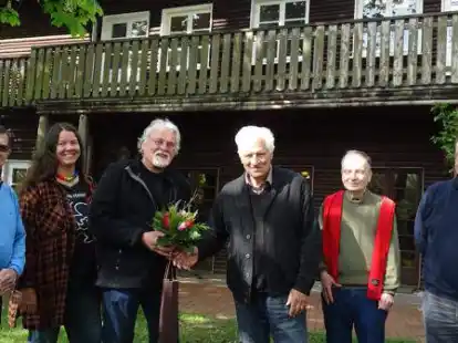 Dank des neuen Vorstandes an den Gr&uuml;ndungsvorsitzenden des F&ouml;rdervereins Blockhaus Ahlhorn,  Dirk Fa&szlig;: (von links) Wolfgang Siebert, Heidi Schilberg, Dirk Fa&szlig;, Michael Munzel, Wolf-Dieter Abel und J&ouml;rg Thom.