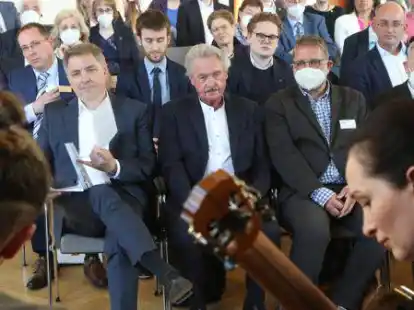 Luxemburgs Au&szlig;enminister Jean Asselborn (Bildmitte) lauschte im  PFL gemeinsam mit Oberb&uuml;rgermeister J&uuml;rgen Krogmann (links) und Peter Meiwald (rechts) sowie zahlreichen G&auml;sten den Kl&auml;ngen des Duo Sempre.
