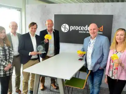 Sie sagten sich nach der erfolgreichen Aktion gegen Hass und Rassismus herzlich &bdquo;Moin&ldquo; (von links): Sch&uuml;lerin Charlotte Poppe, Andreas Bettray, Alexander Beilken und Uwe Schr&ouml;ter, Peter Nowak und Edna Kessenich-Rei&szlig; vom Pr&auml;ventionsrat Bremen-Nord