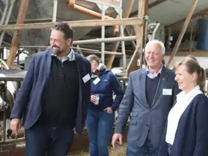 Sigrid und Hartmut Seetzen (von rechts) zeigten Dr. Holger Hennies (links) und den anderen Besuchern ihre St&auml;lle.