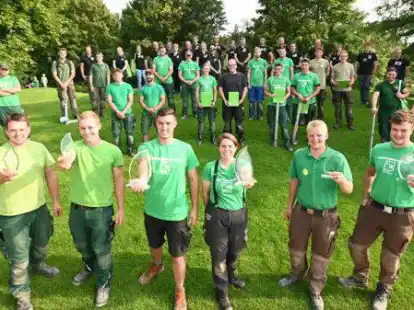Gruppenbild vom Landschaftsg&auml;rtner-Cup 2021, der Corona-bedingt eint&auml;gig und mit nur zw&ouml;lf Teams durchgef&uuml;hrt wurde (vorne Mitte): Siegerteam Ronja Beneke und Levi Ellers (D&ouml;tlingen), (vorne rechts) die Zweitplatzierten Henrik Kattenbaum und Markus Glosemeyer (Bad Rothenfelde), sowie (vorne links) die Drittplatzierten Lucas Mierke und Onno Ackermann (Ganderkesee).