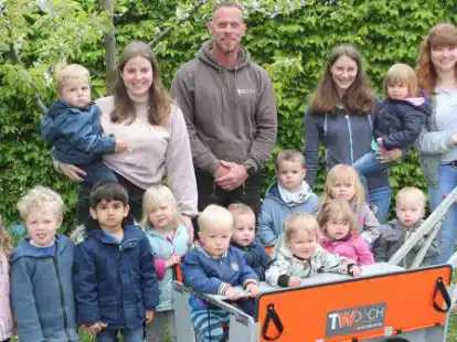 Freuen sich mit den Kindern des Kindergartens Johanneum in Wildeshausen &uuml;ber den Krippenwagen: (hinten von links) Alina Liehs, Tobias W&uuml;ppenhorst, Anna Unger und Rebecca Bramlage.