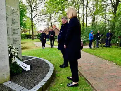 Kranzniederlegung mit B&uuml;rgermeisterin Nicole Piechotta und Pastor Christoph Fasse am  Mahnmal der Gedenkst&auml;tte Zwangsarbeitergr&auml;ber auf dem Friedhof Ohmstede.
