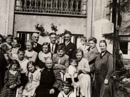 Familie K&ouml;neke im Garten der Ballinschen Villa.