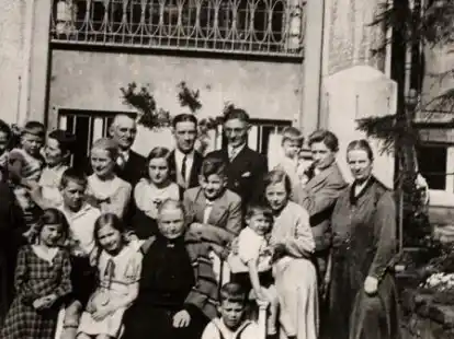 Familie K&ouml;neke im Garten der Ballinschen Villa.