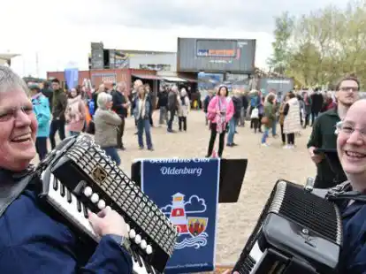 Sorgten f&uuml;r die passende Musik zum Gesang des Seemanns Chor Oldenburg: Hannelore Deeken (links) und Agnes Schiffmann