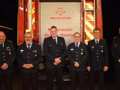 Alte und neue Amtsinhaber sowie Bef&ouml;rderte: Mathias Siehlmann, Jerome Wittig, Nils Warnken, Olaf Liebetrau, J&ouml;rg D&auml;hlmann und Thomas Rohlfs auf der Jahreshauptversammlung der Freiwilligen Feuerwehr Ocholt-Howiek.