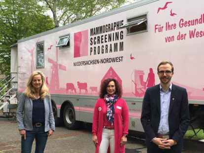 Hoffen, dass zahlreiche Frauen der Einladung zur Mammographie folgen: Gleichstellungsbeauftragte Anja Zimmermann,  Birgitt Kampen-Neumann vom Mammographie-Team und Moormerlands B&uuml;rgermeister Hendrik Schulz. Foto: Anuschka Kramer
