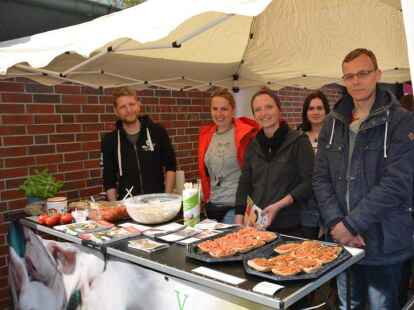 Boten an ihrem Stand nicht nur Informationen zu veganer Ern&auml;hrung,  sondern auch Kostproben an: (von links) Tobias Thenemann, Lea Heyda, Katharina Kyas, Merle Me&szlig;ner und Ronny Wicherds