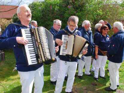&bdquo;Der Mai ist gekommen&ldquo;: Der Shantychor Moorwarfen lieferte die Musik zum Wonnemonat.