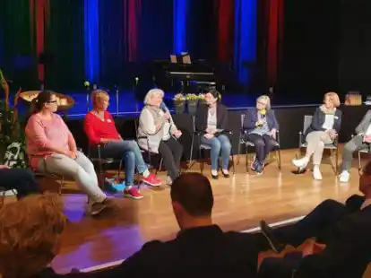 Begleiterinnen und Begleiter schildern ihre Erfahrungen (von links): Gerlinde Wilhelm, Kathrin Stelzer, Barbara Hase, Maria-Anna Brockhoff, Dr. Maria Haskamp, Renate Albrecht, Rita Breuer, J&ouml;rg Weking.