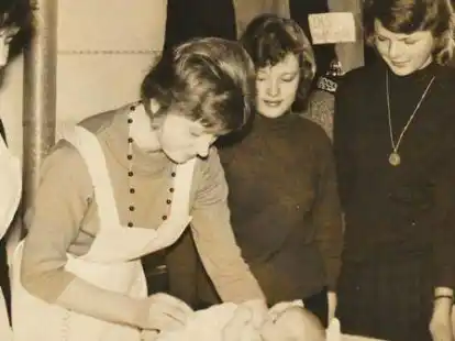 S&auml;uglingspflege geh&ouml;rte auch zum Unterricht in der L&auml;ndlichen Hauswirtschaftsschule in Huntlosen.