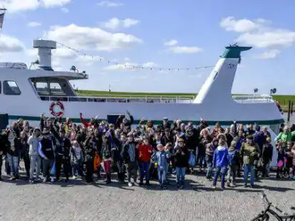 H&ouml;hepunkt der Aktionswoche &bdquo;Ein l(i)ebenswertes Miteinander&ldquo; des Waisenstifts Varel: die Teilnahme an der Jungfernfahrt des neu getauften Fahrgastschiffes &bdquo;Jantje von Dangast&ldquo;.