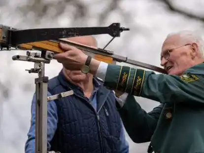 Otto M&ouml;llmann zielt mit der Armbrust am genauesten.