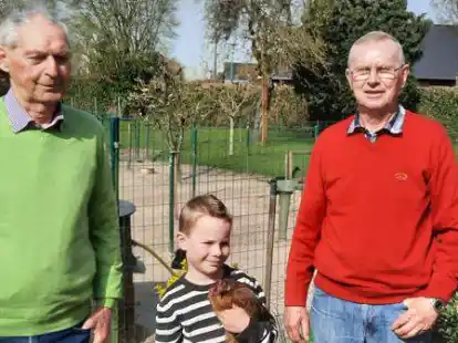 Sie teilen eine Leidenschaft, die Begeisterung f&uuml;r Rassegefl&uuml;gel (von links): Johann B&ouml;decker, Jan mit &bdquo;Flecki&ldquo; und Ludger B&uuml;nnemeyer.