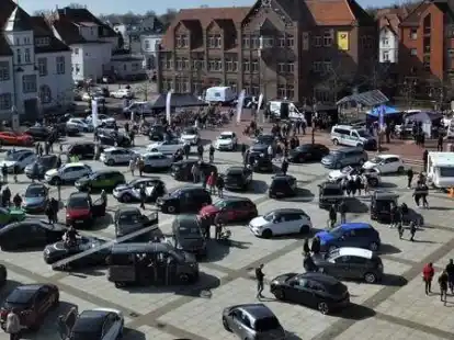 Der Familiensonntag am 27. M&auml;rz war mit einer Autoausstellung auf dem Marktplatz verbunden.