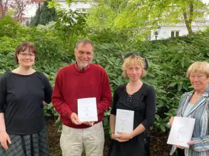 Mit dem Buch &uuml;ber die  Oldenburger Stra&szlig;ennamen (von links):  Romina Rehberg  (Oldenburgische Landschaft), die Autoren  Bernd Munderloh und Merle Smalla sowie Karin Dierks  (B&uuml;rgerstiftung)