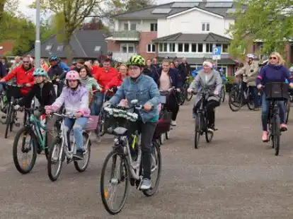 Beim Rathaus fiel der Startschuss zum Stadtradeln in der Gemeinde Bar&szlig;el.